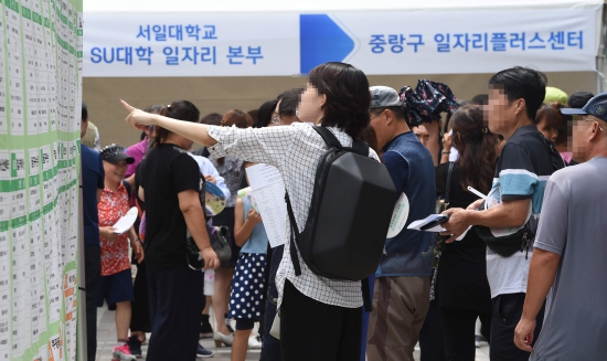 서울 중랑구는 20일 중랑구청에서 '일구데이(일자리 구하는 날)' 행사를 열었다. 중랑구와 인접해 있는 광진구, 동대문구가 함께 참여한 이 행사는 일자리를 차는 구민들과 지역 중소기업을 연결해 주기 위해 마련됐다. 이날 16개 업체가 참가해 109명을 채용했다. 구직자들이 채용게시대를 살펴보고 있다. 신경훈 기자 khshin@hankyung.com 2018.08.20