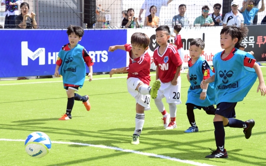 홈플러스, 도심 속 마트 풋살장 찾는 축구 꿈나무들