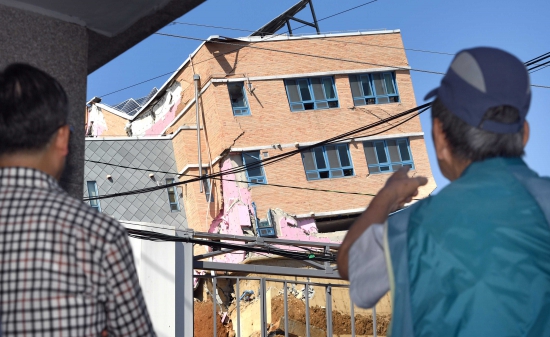 '붕괴 위기' 위태로운 상도동 유치원 건물