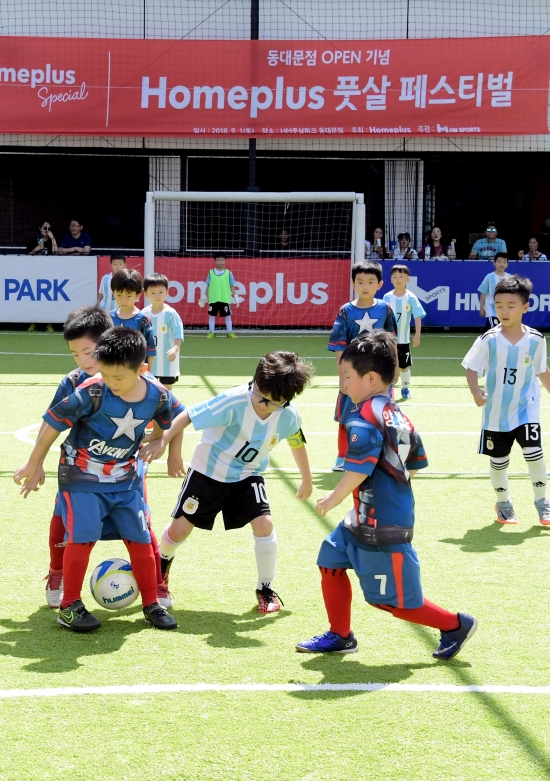 홈플러스, 도심 속 마트 풋살장 찾는 축구 꿈나무들