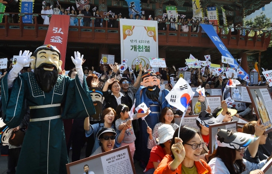  보신각에서 열린 개천절 기념 타종식에서 사단법인 국학원 관계자들이 만세삼창을 외치고 있다. 개천절은 단군왕검이 우리나라 한민족 최초의 국가인 고조선을 홍익인간 이념으로 건국한 날이다./김범준기자bjk07@hankyung.com 