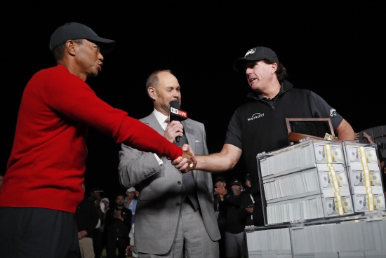 <YONHAP PHOTO-2707> Tiger Woods, left, shakes hands after losing a a golf match to Phil Mickelson, right, at Shadow Creek golf course, Friday, Nov. 23, 2018, in Las Vegas. (AP Photo/John Locher)/2018-11-24 10:28:54/ <저작권자 ⓒ 1980-2018 ㈜연합뉴스. 무단 전재 재배포 금지.>