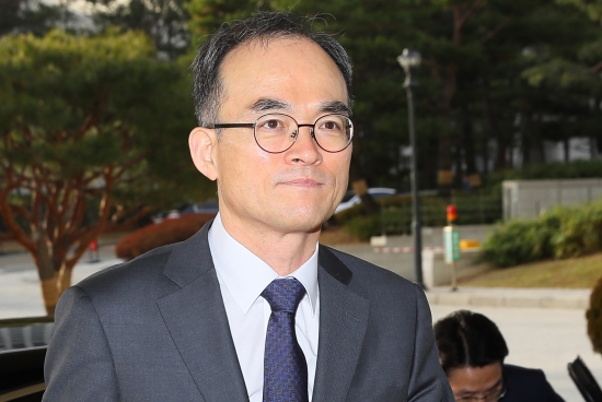 <YONHAP PHOTO-1885> 검찰 수장의 출근     (서울=연합뉴스) 진성철 기자 = 문무일 검찰총장이 10일 서울 서초구 대검찰청에 출근하고 있다. 2018.12.10     zjin@yna.co.kr/2018-12-10 09:07:35/ <저작권자 ⓒ 1980-2018 ㈜연합뉴스. 무단 전재 재배포 금지.>