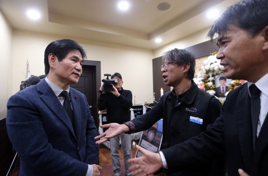 <YONHAP PHOTO-5844> 고 김용균씨 빈소 찾은 이용선 시민사회수석     (태안=연합뉴스) 김소연 기자 = 이용선 청와대 시민사회수석이 14일 오후 태안화력발전소에서 비정규직으로 일하다 숨진 김용균씨의 빈소가 마련된 태안의료원 장례식장을 찾았다가 '태안화력 시민대책위' 관계자들의 거센 항의를 받고 있다. 2018.12.14      soyun@yna.co.kr/2018-12-14 15:22:18/ <저작권자 ⓒ 1980-2018 ㈜연합뉴스. 무단 전재 재배포 금지.>