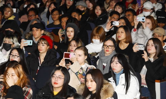 27일 서울 이화여대 언어교육원에서 열린 '제27회 외국인 한국어 말하기 대회'에서 한국어교육부 학생들이 대회에 참가한 외국인 유학생을 핸드폰으로 촬영하고 있다.   강은구기자 egkang@hankyung.com  2018.12.27