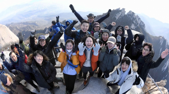 2019년 새해를 맞아 시민들이 1일 오전 서울 강북구 북한산 정상인 백운대(해발 836m)에 올라 첫 등반의 기쁨을 표현하고 있다./김범준기자bjk07@hankyung.com