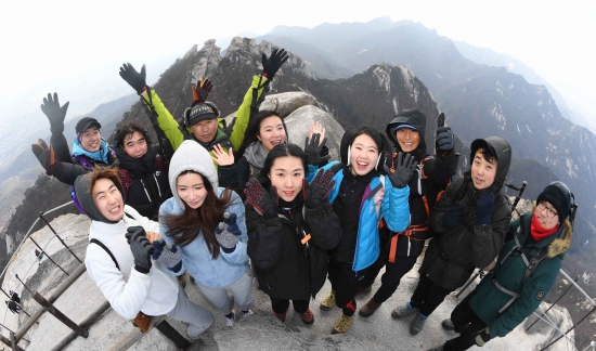 2019년 새해를 맞아 시민들이 1일 오전 서울 강북구 북한산 정상인 백운대(해발 836m)에 올라 첫 등반의 기쁨을 표현하고 있다./김범준기자bjk07@hankyung.com