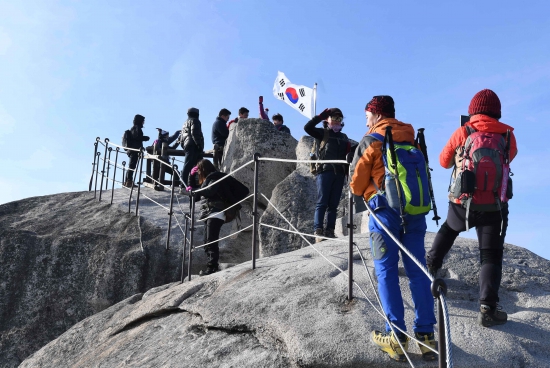 2019년 새해를 맞아 시민들이 1일 오전 서울 강북구 북한산 정상인 백운대(해발 836m)에 오르고 있다./김범준기자bjk07@hankyung.com