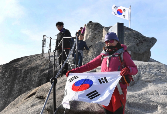 1일 오전 서울 강북구 북한산 정상인 백운대(해발 836m)에 오른 시민들이 기념촬영을 하고 있다./김범준기자bjk07@hankyung.com