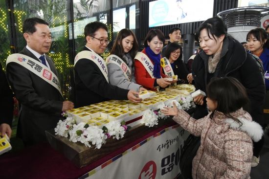 설 연휴를 앞둔 1일 SRT 수서역에서 권태명 SR 대표이사(맨왼쪽), 박선호 국토교통부 제1차관(왼쪽 두번째), 전현희 국회의원(왼쪽 네번째)를 비롯한 관계자들이 귀성객들에게 떡을 나눠주고 있다. /SR제공