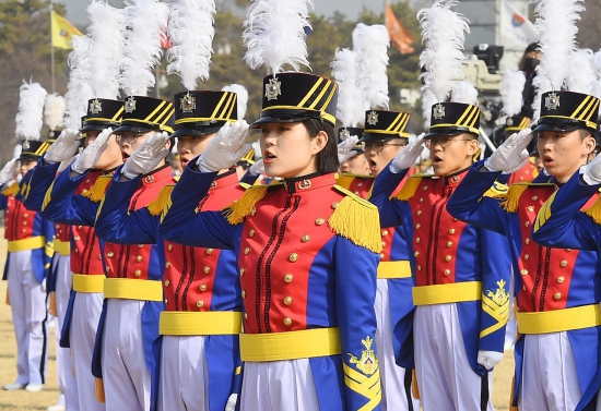  25일 오전 서울 노원구 육군사관학교 화랑연병장에서 제79기 사관생도 입학 및 진학식이 열렸다. 역대 가장 높은 34.2대 1의 경쟁률을 뚫고 선발된 육사 79기 신입생도 312명(여생도 37명, 외국군 수탁생도 6명)은 5주간의 기초군사훈련을 마치고 이날 정식 사관생도가 됐다./김범준기자 bjk07@hankyung.com