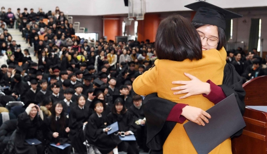 담임 선생님과 뜨거운 포옹을..