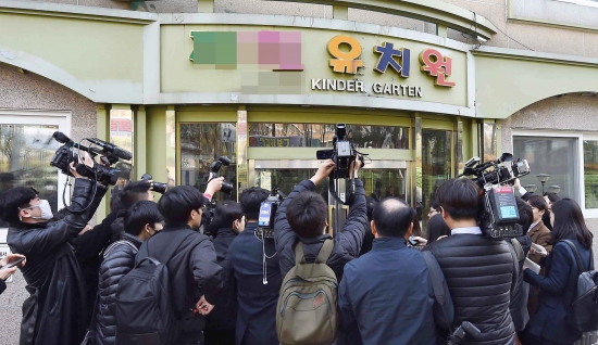 한국유치원총연합회(한유총)가 '유치원 3법' 등 철회를 요구하며 '개학 연기 투쟁'에 나선 4일 오전 개학 연기 여부에 대해 무응답한 서울 도봉구의 한 유치원앞에 취재진이 모여 있다./김범준기자 bjk07@hankyung.com