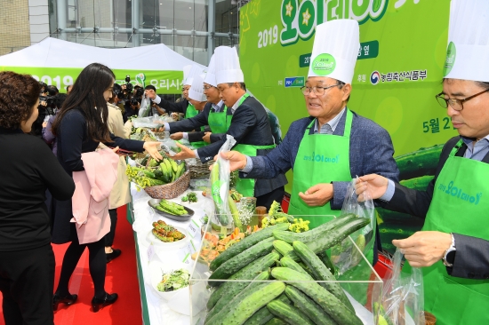 30일 서울 청계광장에서 열린 '2019 오이데이 기념행사'에서 오이 주산지 농협조합장 등 참가자들이 시민들에게 오이를 나눠주고 있다. 농협과 한국오이생산자협의회는 '오이'와 발음이 같은 5월 2일을 '오이데이'로 정하고 매년 오이 소비촉진을 위한 행사를 하고 있다.   강은구기자 egkang@hankyung.com  2019.4.30   