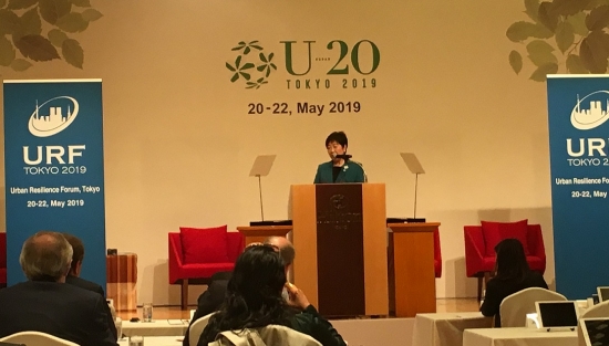  고이케 유리코(小池百合子) 도쿄도지사가 ‘U20(Urban 20) 시장(市長)회의’에서 연설하고 있다.