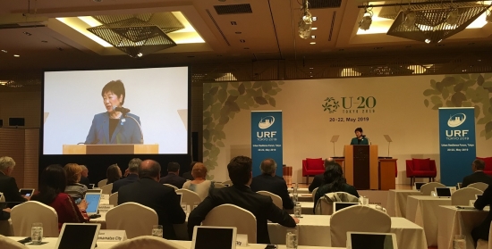  고이케 유리코(小池百合子) 도쿄도지사가 ‘U20(Urban 20) 시장(市長)회의’에서 연설하고 있다.