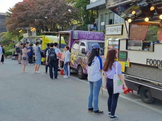 성균관대학교 축제 둘째 날인 16일 학생들이 푸드트럭에서 음식을 사고 있다. /배태웅 기자 