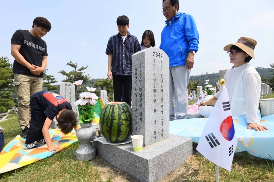 현충원 찾은 참배객들