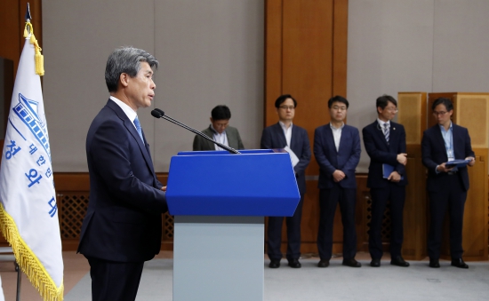 <YONHAP PHOTO-1905> 윤종원 경제수석, '현 경제 상황에 대한 정책은'     (서울=연합뉴스) 배재만 기자 = 청와대 윤종원 경제수석이 지난 7일 오후 청와대 춘추관에서 경제수석실 비서관들이 지켜보는 가운데 현 경제 상황과 정책대응에 대해 기자들에게 브리핑하고 있다. 2019.6.9     scoop@yna.co.kr/2019-06-09 13:00:07/ <저작권자 ⓒ 1980-2019 ㈜연합뉴스. 무단 전재 재배포 금지.>