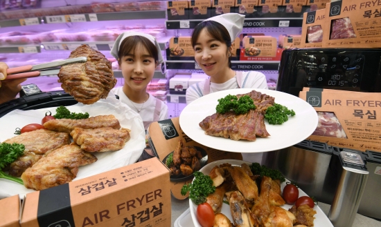 모델들이 2일 이마트 성수점에서 에어플라이어 전용 돼지고기 제품을 선보이고 있다. 신경훈 기자 khshin@hankyung.com