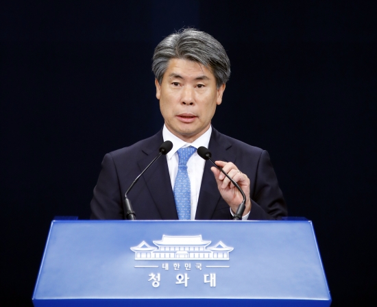 <YONHAP PHOTO-1904> 윤종원 경제수석, '현 경제 상황과 정책대응'     (서울=연합뉴스) 배재만 기자 = 청와대 윤종원 경제수석이 지난 7일 오후 청와대 춘추관에서 현 경제 상황과 정책대응에 대해 기자들에게 브리핑하고 있다. 2019.6.9     scoop@yna.co.kr/2019-06-09 13:00:05/ <저작권자 ⓒ 1980-2019 ㈜연합뉴스. 무단 전재 재배포 금지.>