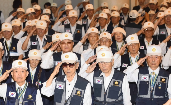 호국보훈의 달을 맞아 6.25참전유공자회 주최로 13일 오전 서울 용산구 전쟁기념관 뮤지엄웨딩홀에서 열린 '제69주년 6.25전쟁 참전유공자 위로연'에서 참석자들이 국민의례를 하고 있다./김범준기자 bjk07@hankyung.com