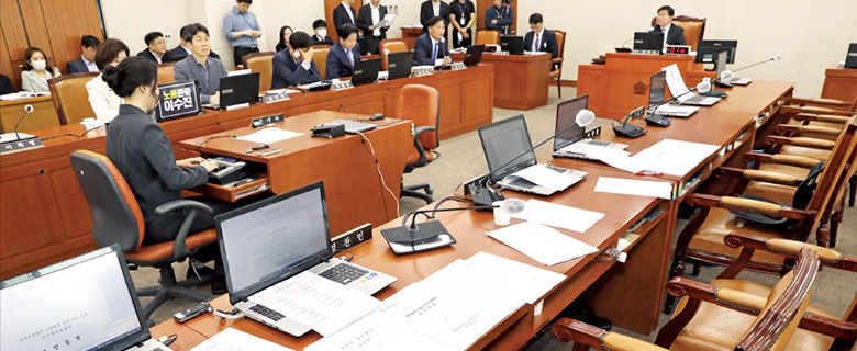 <font color="#ee4c4c">단독 </font>믿고 밀어줬더니 안 보였다…텃밭 의원들의 '배신' 