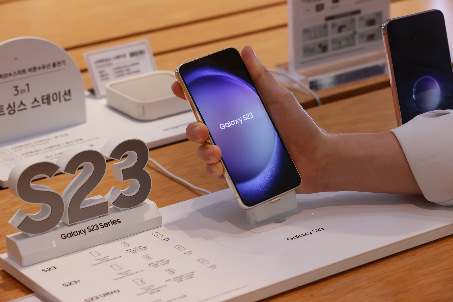 1100만대 팔린 '갤S23'…<br>삼성전자, 애플 제쳤다